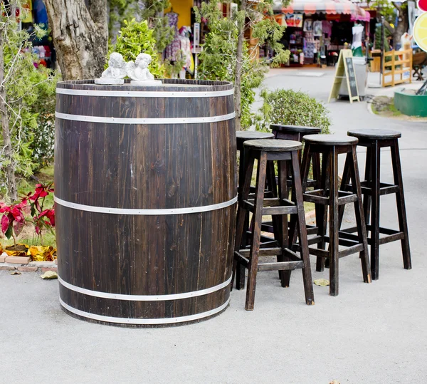 木製スツール バーで古い木製の樽 — ストック写真