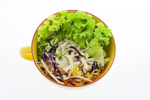 Ensalada de verduras frescas en tazón transparente aislado en blanco — Foto de Stock