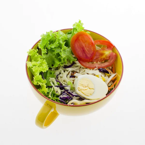 Verse groentesalade geïsoleerd op witte achtergrond — Stockfoto