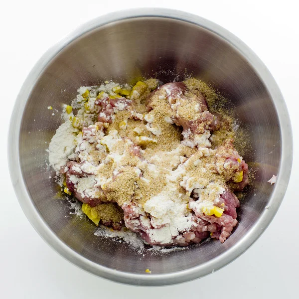 Carne picada, callos, huevos y harina en recipiente de acero inoxidable —  Fotos de Stock