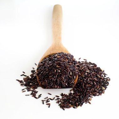 Tayland pirinç (pirinç berry) Yasemin tahta kaşık beyaz ba üzerinde siyah