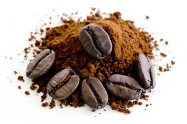 Beyaz arka planda izole kahve çekirdekleri