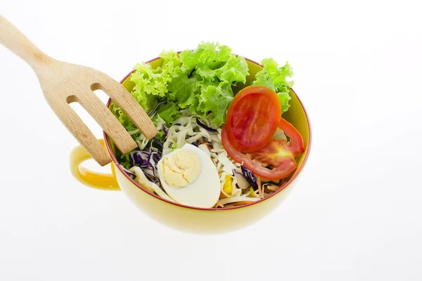 Verse groentesalade geïsoleerd op witte achtergrond — Stockfoto