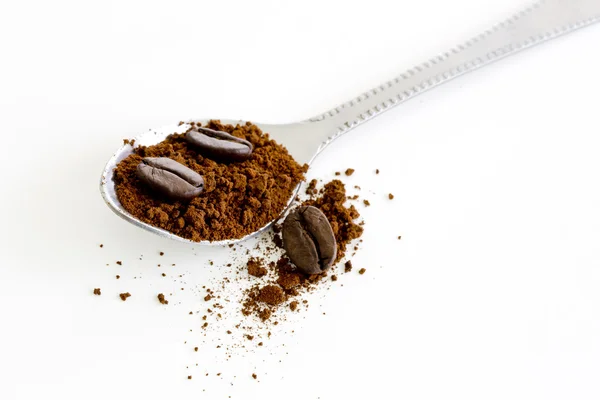 Растворимый кофе с жареным кофейным бобом в ложке — стоковое фото