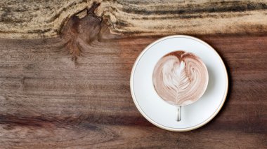 cappucino bardak süt köpüğü ve tarçın ile