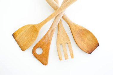 Ahşap mutfak eşyaları üzerinde beyaz backgr izole topluluğu
