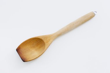 Tahta spatula beyaz arkaplanda izole edildi