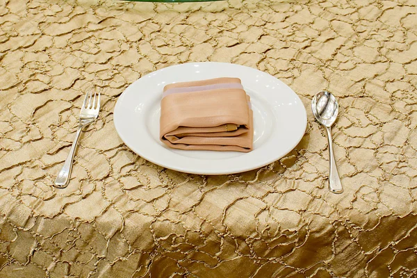 Arreglo de mesa en un restaurante de alta cocina caro — Foto de Stock