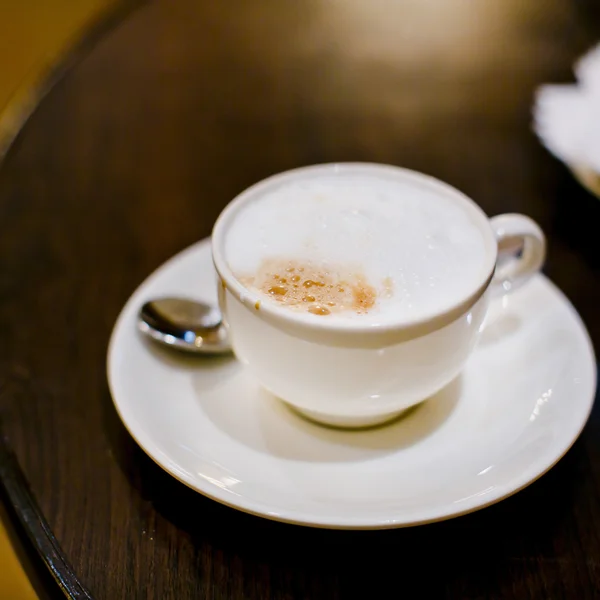 Een cappuccino-kop met melk schuim en kaneel — Stockfoto