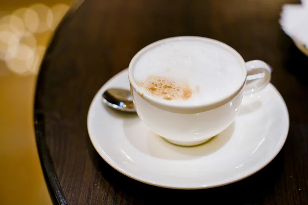 Eine Cappuccino-Tasse mit Milchschaum und Zimt — Stockfoto