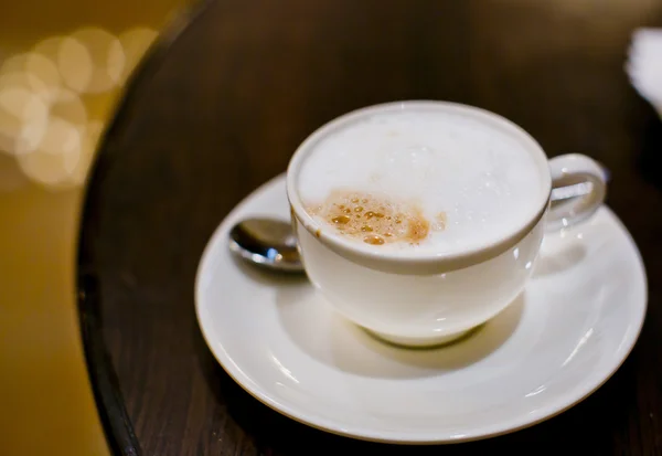 Een cappuccino-kop met melk schuim en kaneel — Stockfoto