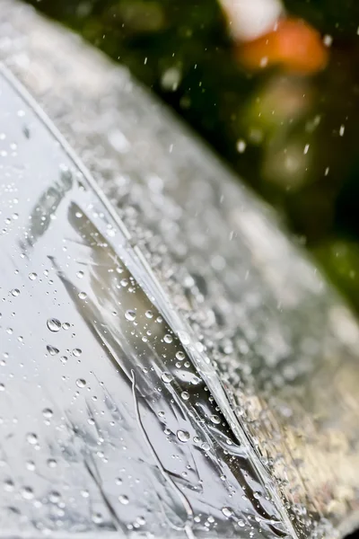 ビンテージ トーンで雨の中で傘 — ストック写真