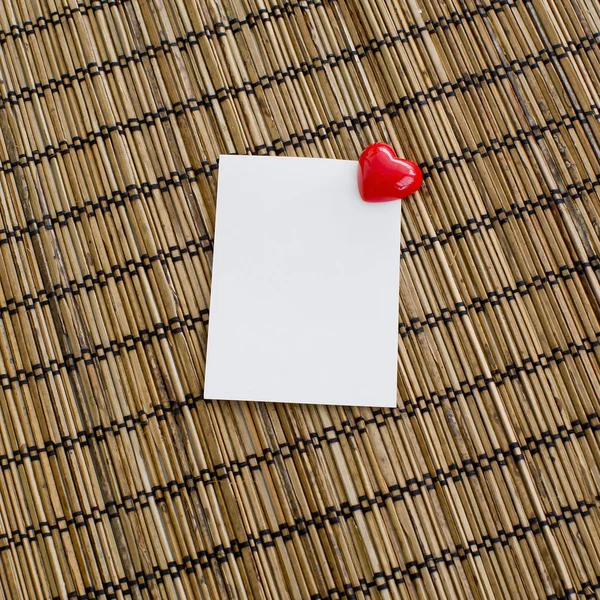 Notizblock mit Clip in Herzform mit roter Farbe auf Holzrücken — Stockfoto