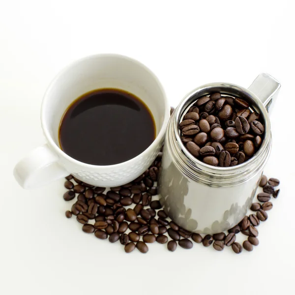 Koffiekopje en koffie bean op witte achtergrond — Stockfoto