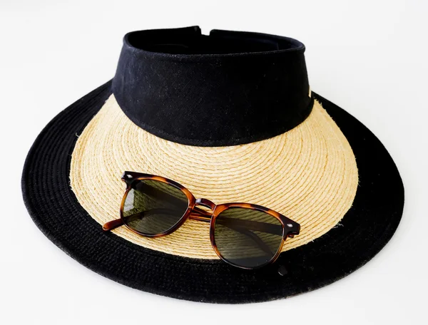 Protección solar objetos gafas de sol y sombrero — Foto de Stock