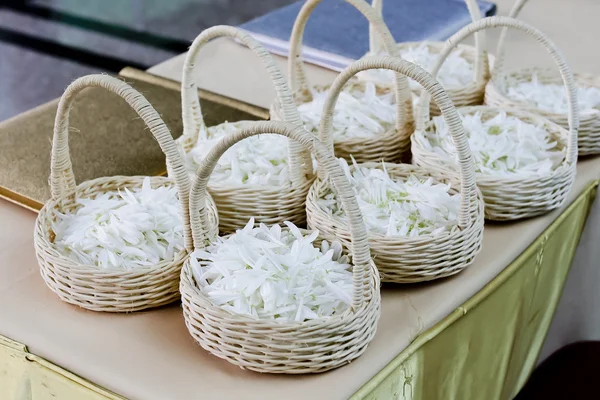Bruiloft mand met witte bloem — Stockfoto