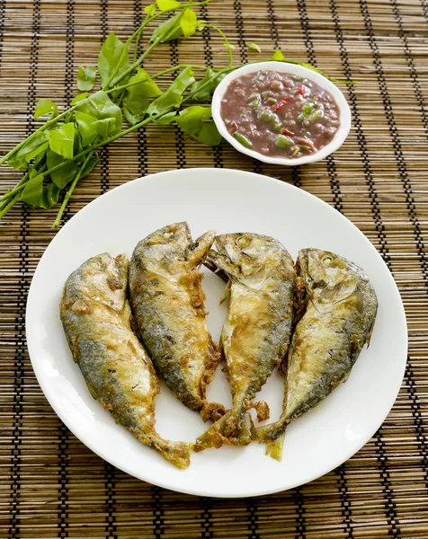 Shrimp Paste Chilisoße (nam prik ka pi) mit gebratenem Indi servieren — Stockfoto