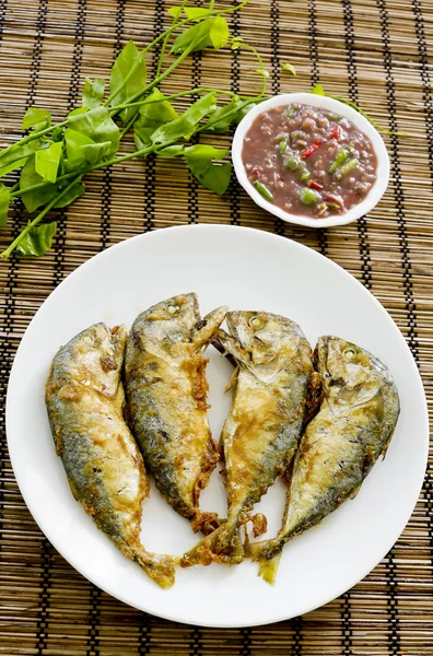 Shrimp Paste Chilisoße (nam prik ka pi) mit gebratenem Indi servieren — Stockfoto