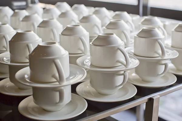 Muchas filas de taza blanca pura y platillo — Foto de Stock