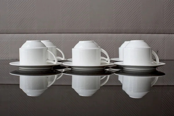 Muchas filas de taza blanca pura y platillo — Foto de Stock