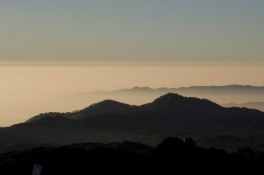 dağlar ve sis, gündoğumu katmanları