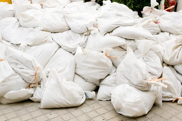 Bolsas de arena para defensa contra inundaciones o uso militar —  Fotos de Stock