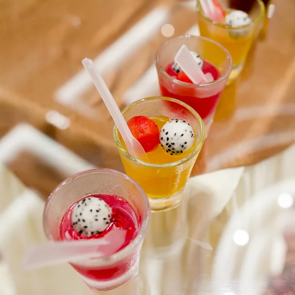 Hapjes, dessert en fruit cocktail — Stockfoto
