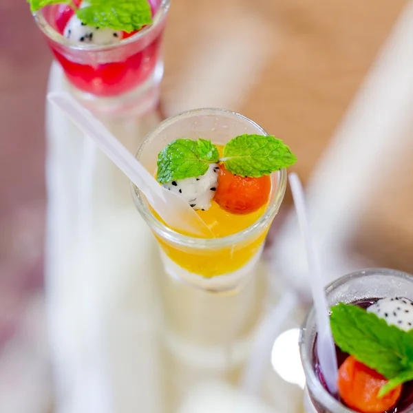 Еда для пальцев, десерт и фруктовый коктейль — стоковое фото