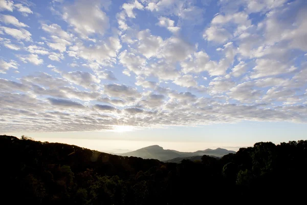 Lagen van bergen en mist bij zonsopgang — Stockfoto