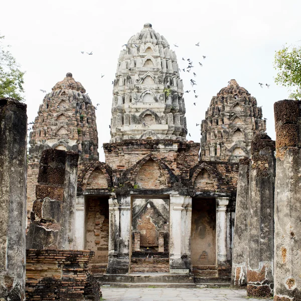 Socha Buddhy v chrámu Wat Mahathat v Sukhothai historické par — Stock fotografie