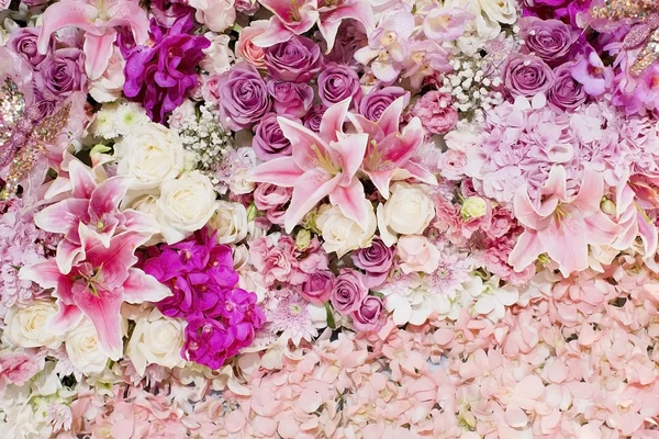 buket gül bush, bir backgr olarak Düğünçiçeği asiaticus ile düğün