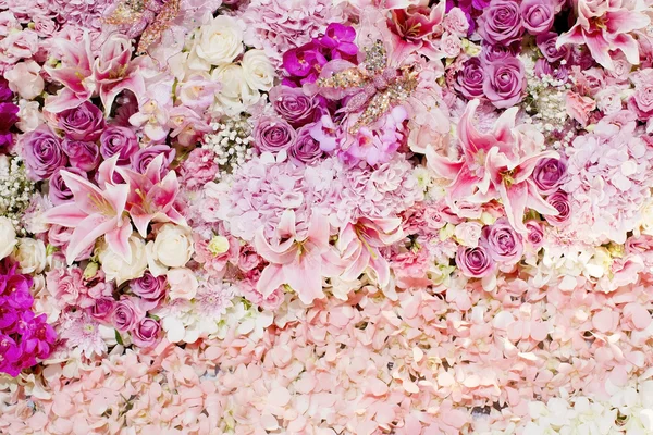 buket gül bush, bir backgr olarak Düğünçiçeği asiaticus ile düğün