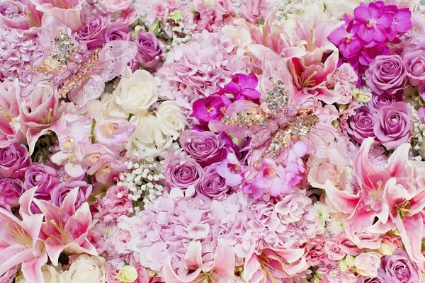 Bouquet da sposa con cespuglio di rose, Ranunculus asiaticus come sfondo — Foto Stock