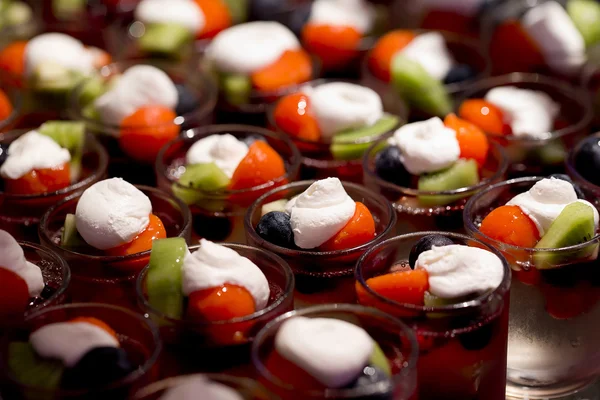 La crema y el postre de frutas se acercan - la comida para los dedos — Foto de Stock