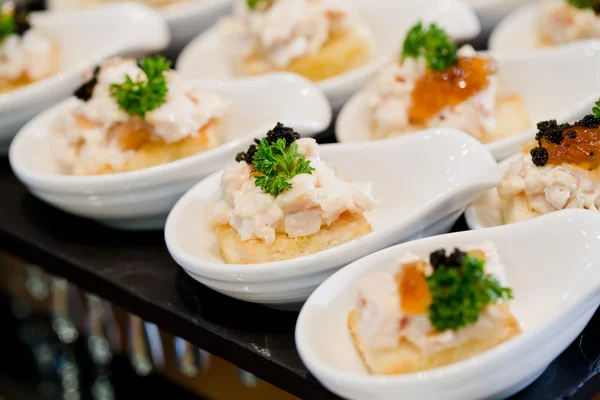 Viele Portionen süßes, schmackhaftes Dessert am Buffet — Stockfoto