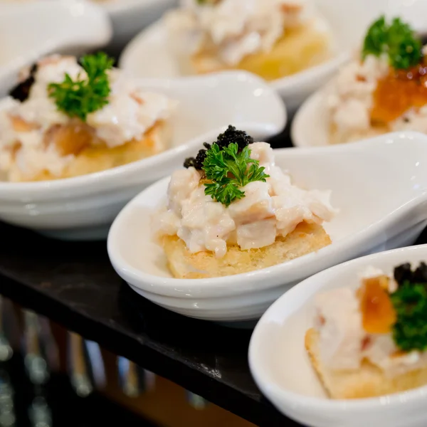 Muitas porções de sobremesa saborosa doce em buffet — Fotografia de Stock