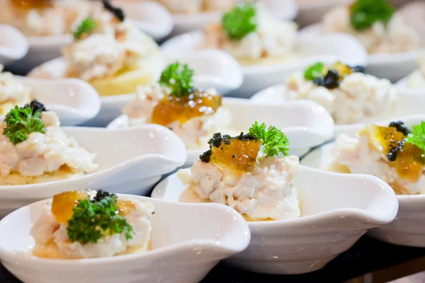 Molte porzioni di dolce dessert saporito su buffet — Foto Stock