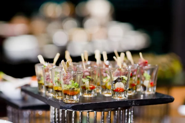 birçok porsiyon tatlı lezzetli tatlı büfesi