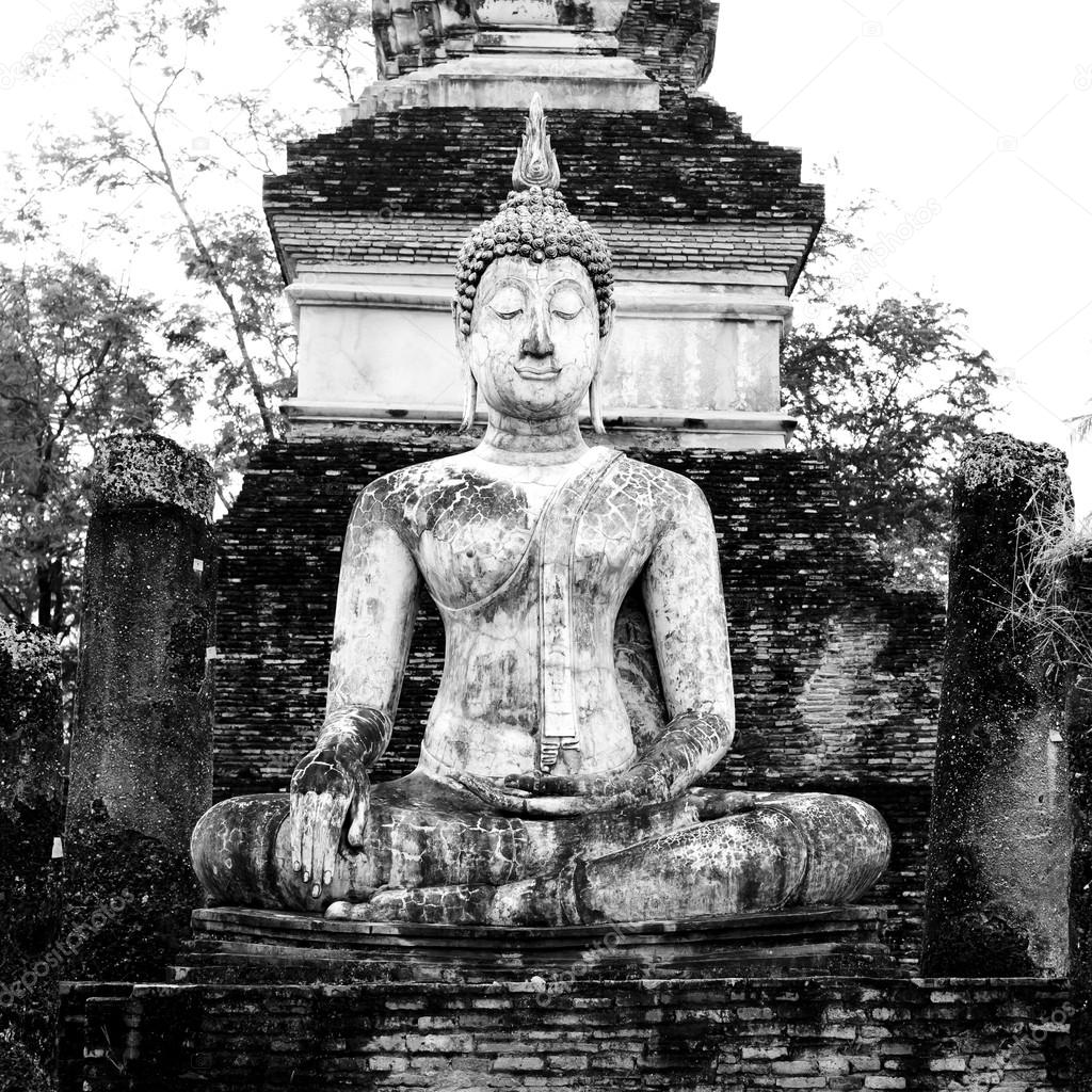 Buddha Statue in Wat Mahathat Temple in Sukhothai Historical par