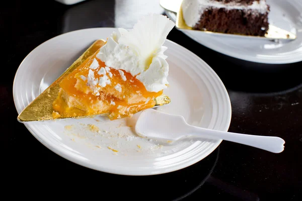 La mitad de comer rebanada de pastel de naranja —  Fotos de Stock