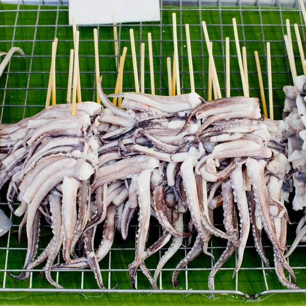 BBQ Squid na patyku. masłem z grilla świeże kalmary gotowe do spożycia — Zdjęcie stockowe