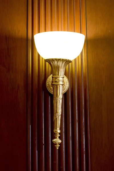 Verlichte klassieke sconce op de muur — Stockfoto