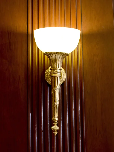 Duvarda klasik bir lamba var. — Stok fotoğraf