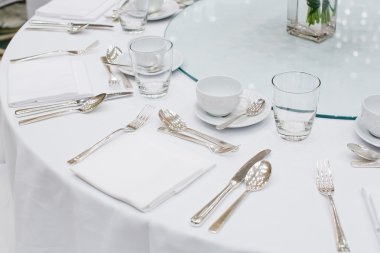 Bir etkinlik ya da düğün resepsiyonu için masa hazır.