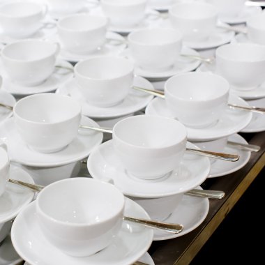 Saf beyaz Kupası ve fincan tabağı vintage retro tasarlanmış birçok satır