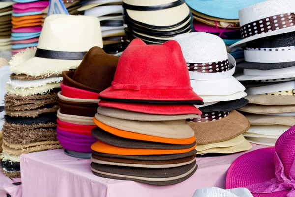 Chapéus coloridos femininos de verão estão no balcão — Fotografia de Stock