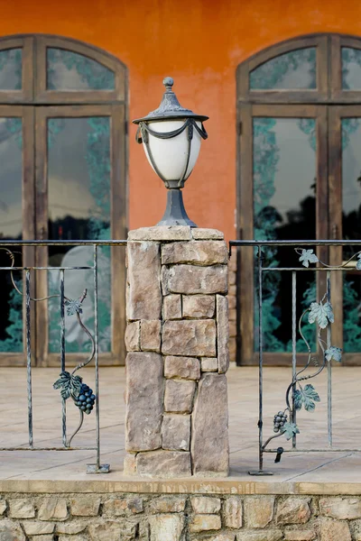 Lamp en huis planten op het balkon — Stockfoto