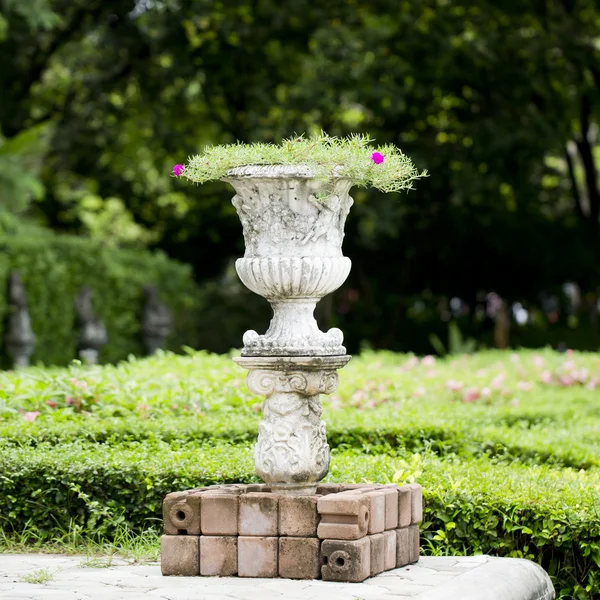 Jardinière en pierre avec fleurs dans le parc — Photo