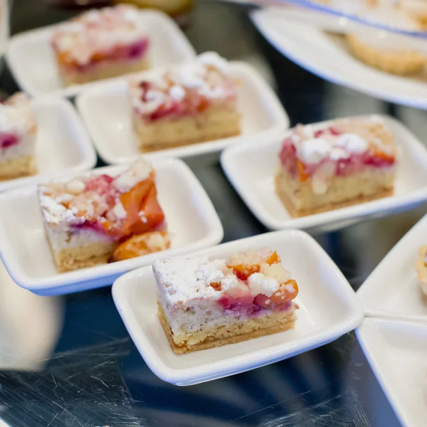 Gourmet catering para uma ocasião especial com um buffet de preenchimento de mesa — Fotografia de Stock