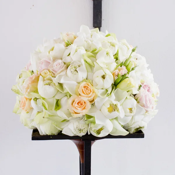 Flowers bouquet arrange for decoration in wedding ceremony — Stock Photo, Image